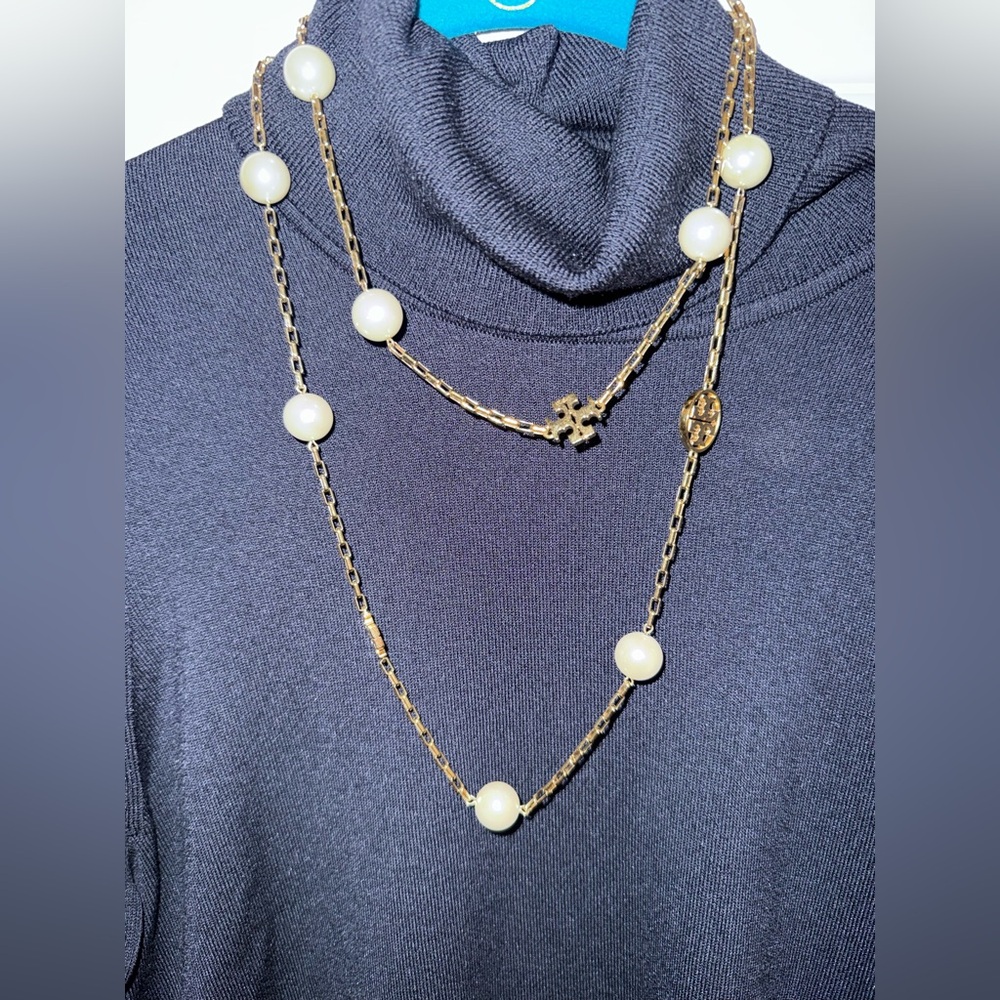 Tory Burch Faux Pearl Logo Station Necklace Gold Tone Long Necklace - Picture 4 of 5
